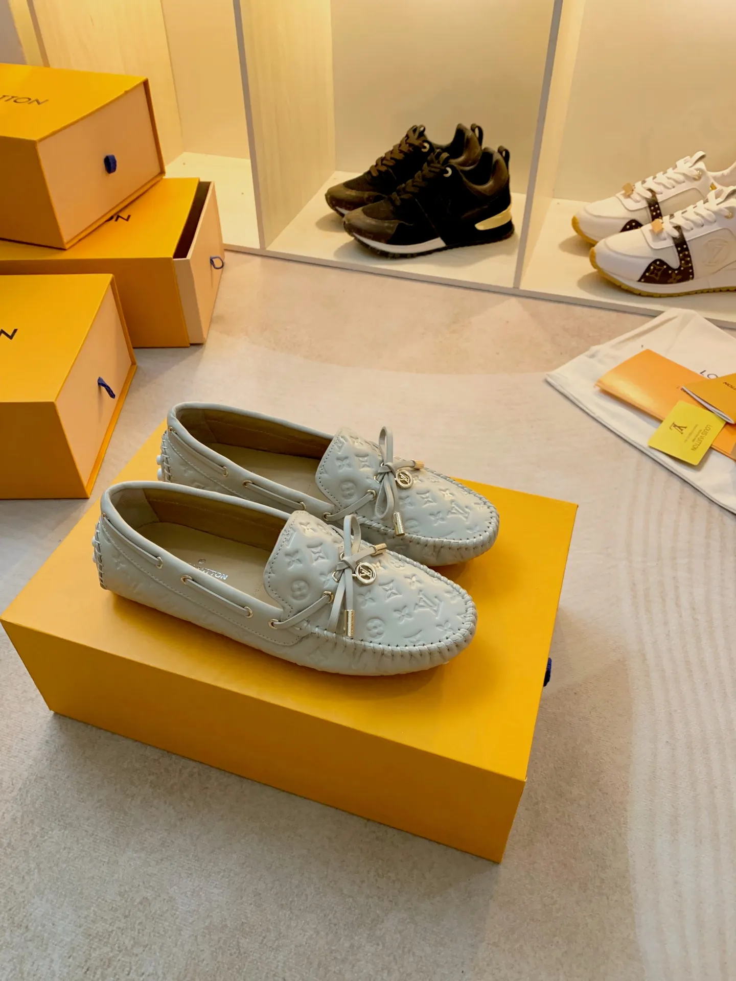 p460💰Couple model❤️🇫🇷 𝙇𝙤𝙪𝙞𝙨 𝙑𝙪𝙞𝙩𝙩𝙤𝙣 🇫🇷Louis Vuitton 2023 Classic𝓛𝓿 𝓣𝓻𝓪𝓲𝓷𝓮𝓻 Sports Series ➪➪➪¯ [Arizona Doudou Shoes Series] ▪️▪️▪️Arizona slip-on shoes are made of Monogram Eclipse canvas. Its hand-painted and dyed edges and hand-sewn uppers fully demonstrate Louis Vuitton's traditional shoemaking craftsmanship. This slip-on shoe is very lightweight. The integrated tongue and upper make it particularly comfortable and flexible. The soft outsole is equipped with rubber padding. Decorated with matching sash. Detailed features: ☑️Monogram Eclipse canvas ☑️Black Eclipse pattern ☑️Hand-painted shoe edges ☑️Hand-sewn uppers (each pair takes time to process) ☑️Integrated tongue and upper construction ☑️Outsole equipped with rubber lining ☑️size: 35_46